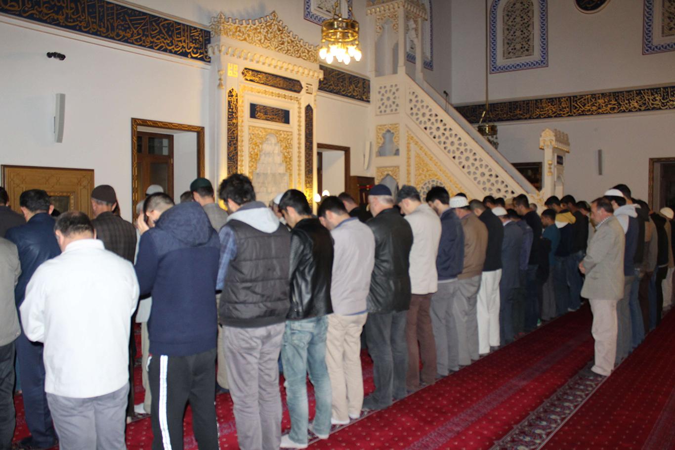 "Ümmetin uyanışı için sabah namazına gidiyoruz" "Ümmetin uyanışı için sabah namazına gidiyoruz"